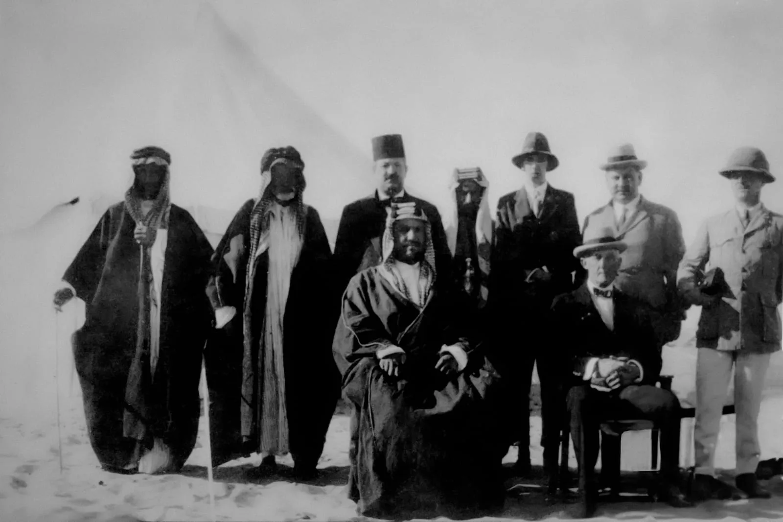 الملك عبدالعزيز مع أعضاء مؤتمر العقير